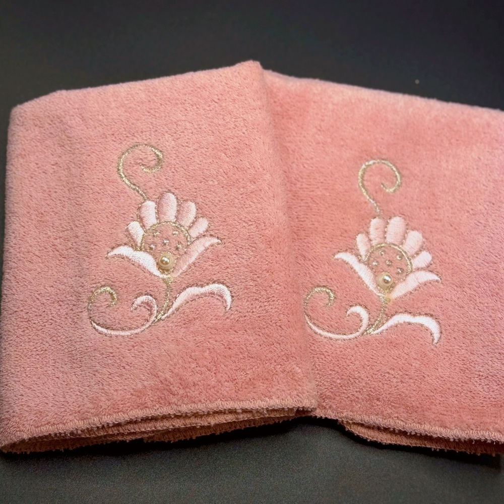 Vintage 1978 Avanti Mauve Pink Flower Embroidered Two Washcloths.